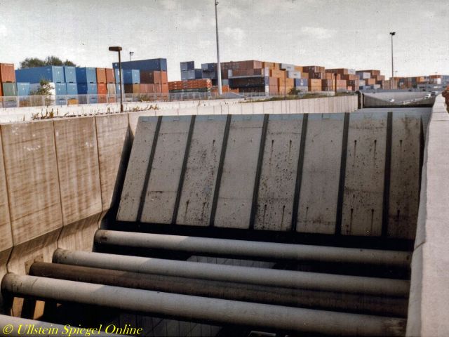 Fallkörper über dem Südportal des Elbtunnels