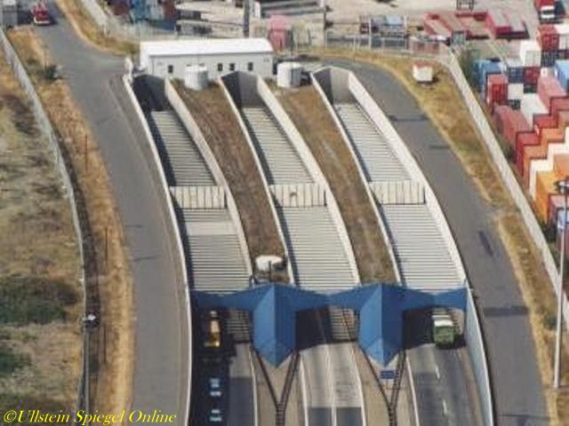 Fallkörpersperre auf dem Südportal des Elbtunnels