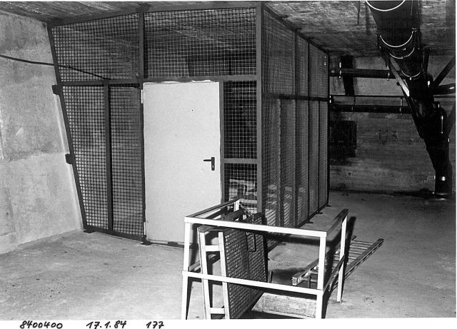 Vergitterter Raum zur Lagerung der Sperrmittel (im Frieden nur Attrappen)