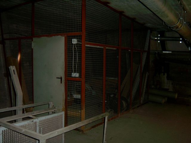 Vergitterter Raum zur Lagerung der Sperrmittel (im Frieden nur Attrappen)