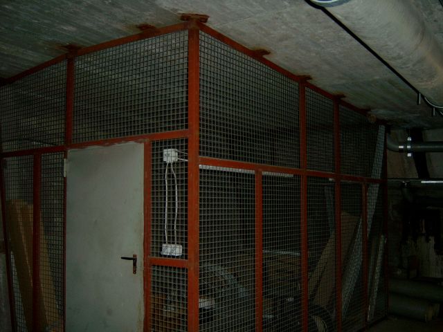 Vergitterter Raum zur Lagerung der Sperrmittel (im Frieden nur Attrappen)