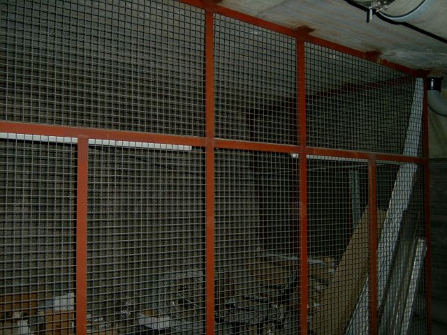 Vergitterter Raum zur Lagerung der Sperrmittel (im Frieden nur Attrappen)