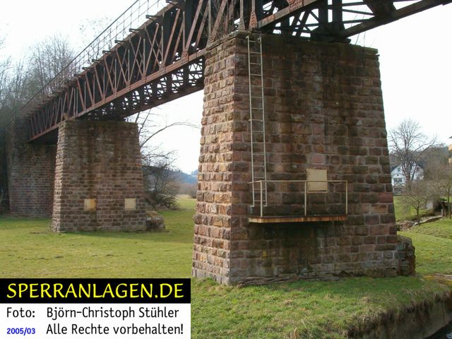 Brücke mit Sprengkammern