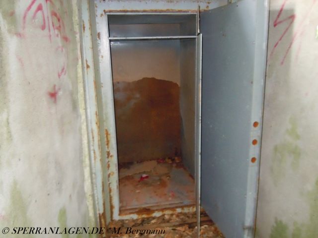 Zugangstür eines Pioniersperrmunitionsbehälters mit dahinterliegendem Lagerraum