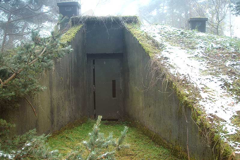 Äußere Tür, hier mit geschlossener Stahlplatte anstelle der daumendicken Gittertür
