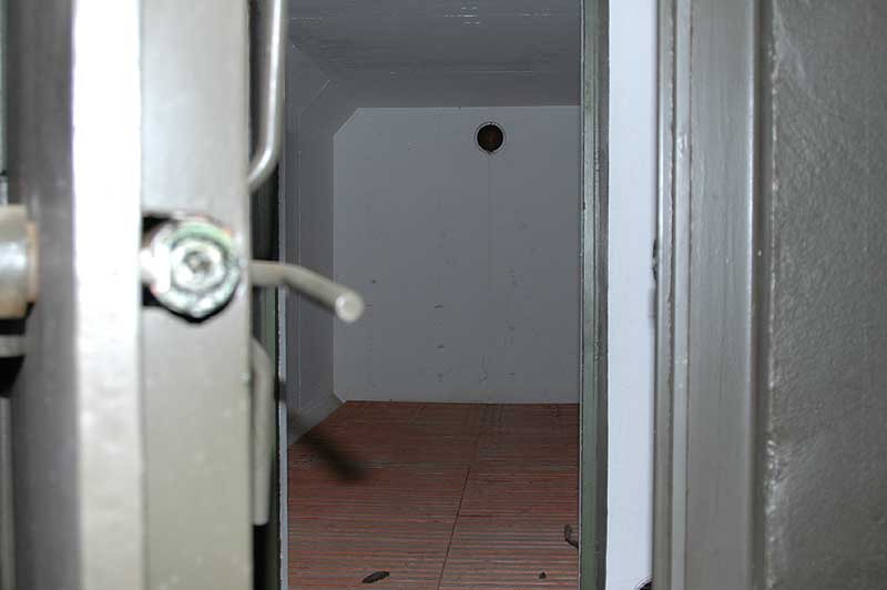 Blick in den leeren Sprengstofflagerraum