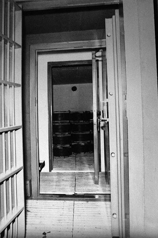 Blick in einen befüllten Sprengstofflagerraum