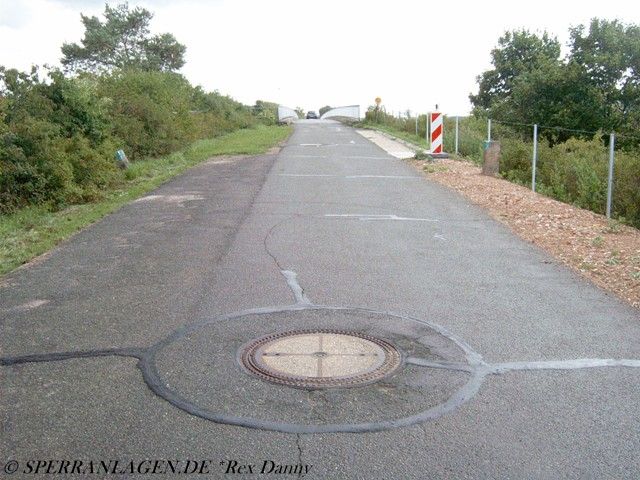 Straßensprengschächte in einer Brückenrampe