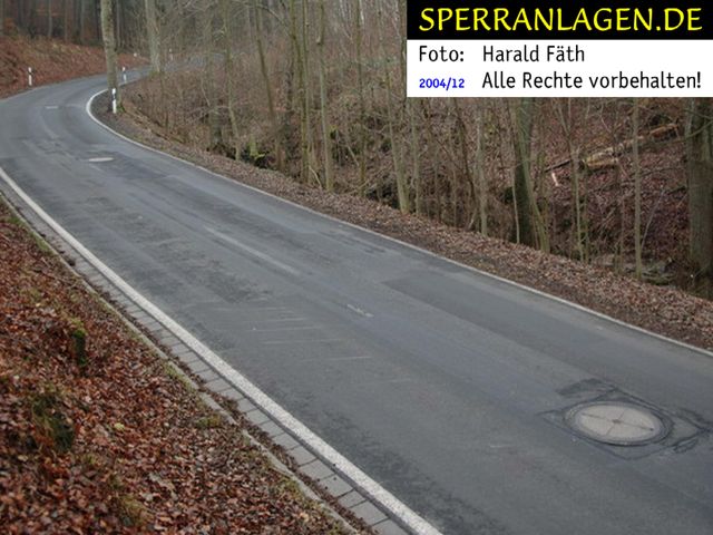 3 Straßensprengschächte mittig der Fahrbahn