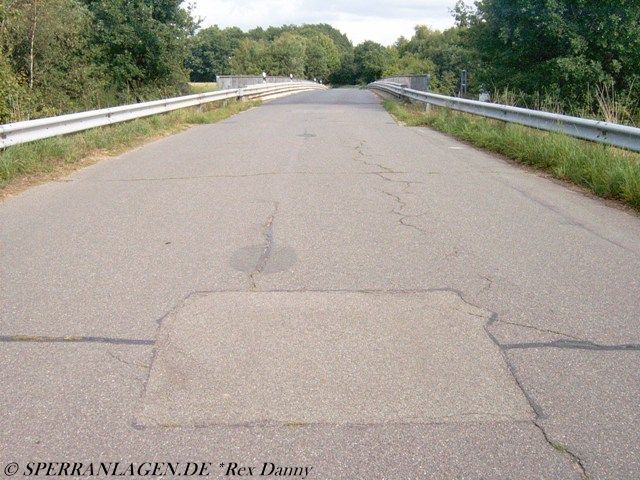 Straßensprengschächte in einer Brückenrampe
