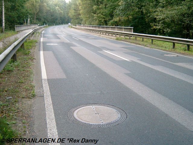 6 Straßensprengschächte (3 Doppelsprengschächte) schräg zur Fahrbahn