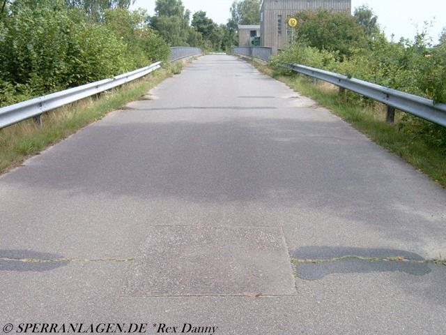 Straßensprengschächte in einer Brückenrampe