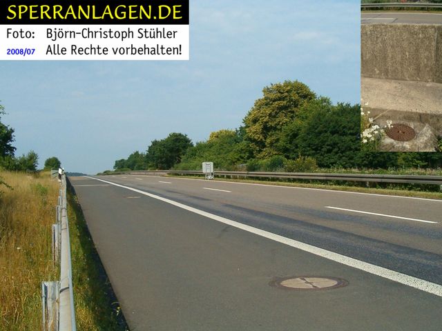 9 Straßensprengschächte vor einer Autobahnbrücke inkl. Hydrantendeckel für die Zündleitungen