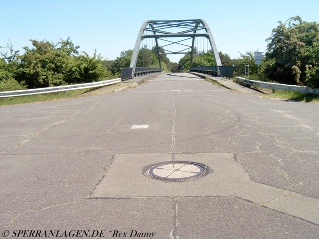 Straßensprengschächte in einer Brückenrampe