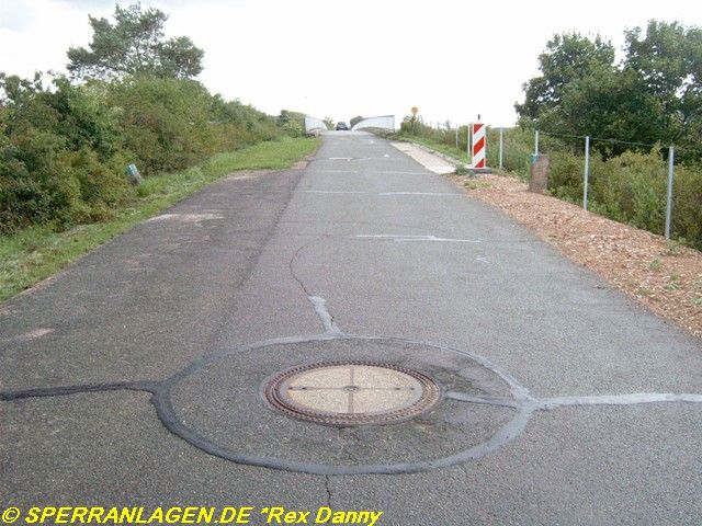 3 Straßensprengschächte auf einer Brückenrampe