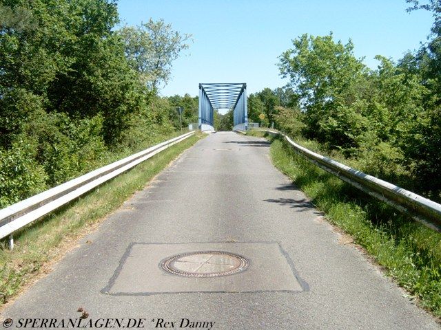 Straßensprengschächte in einer Brückenrampe
