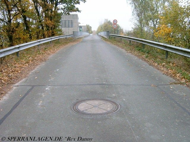 Straßensprengschächte in einer Brückenrampe