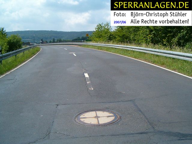 3 Straßensprengschächte auf einer Brückenrampe