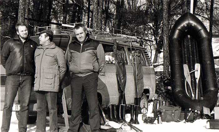 Zivil bekleideter Wallmeistertrupp mit Fahrzeug und Ausrüstung