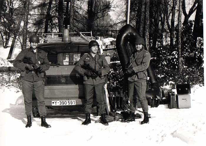 Uniformierter Wallmeistertrupp mit Fahrzeug und Ausrüstung