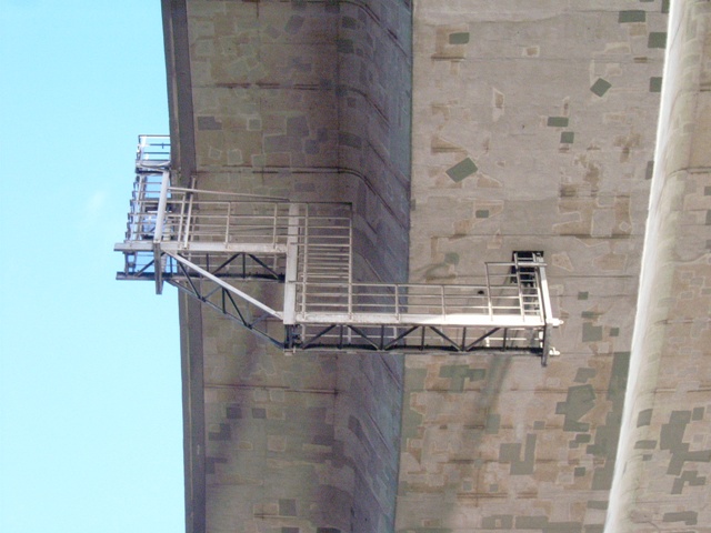 Nachträglich eingebaute Zugangsgalerie