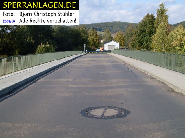 Zugang zu einer unter einer Brücke befestigten Galerie über einen verriegelten Straßensprengschachtdeckel