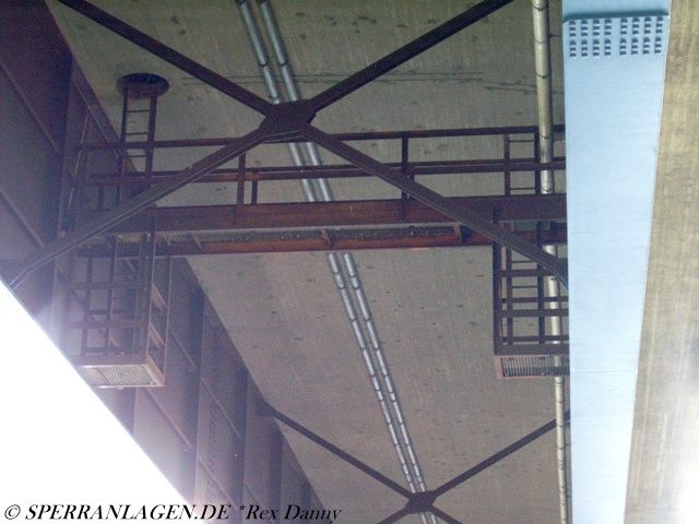 Galerie für Schneidladungen unter einer Brücke mit dem Zugang über die Fahrbahn