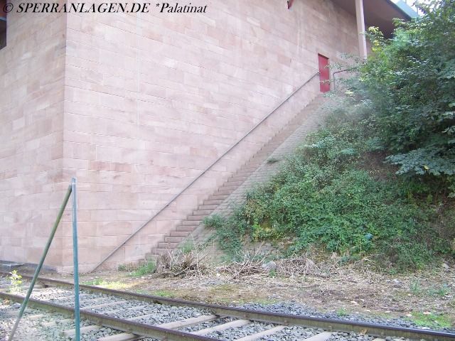 Zugangstür in ein Brückenwiederlager zu den im Brückenhohlkasten liegenden Schneidladungen