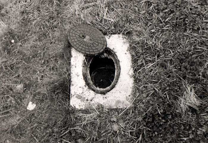 Zündleitungsausgang mittels Hydrantendeckels